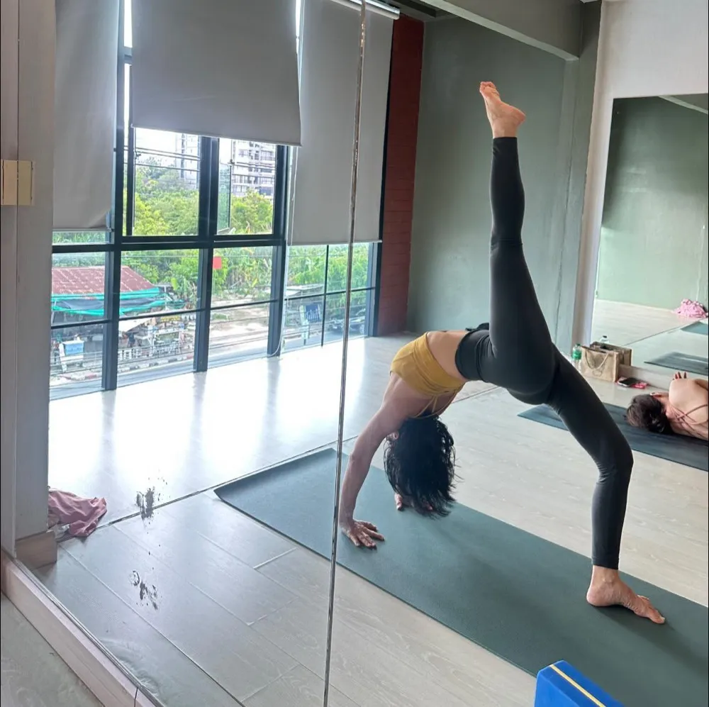 ท่า one-legged wheel ริมหน้าต่างสตูดิโอ